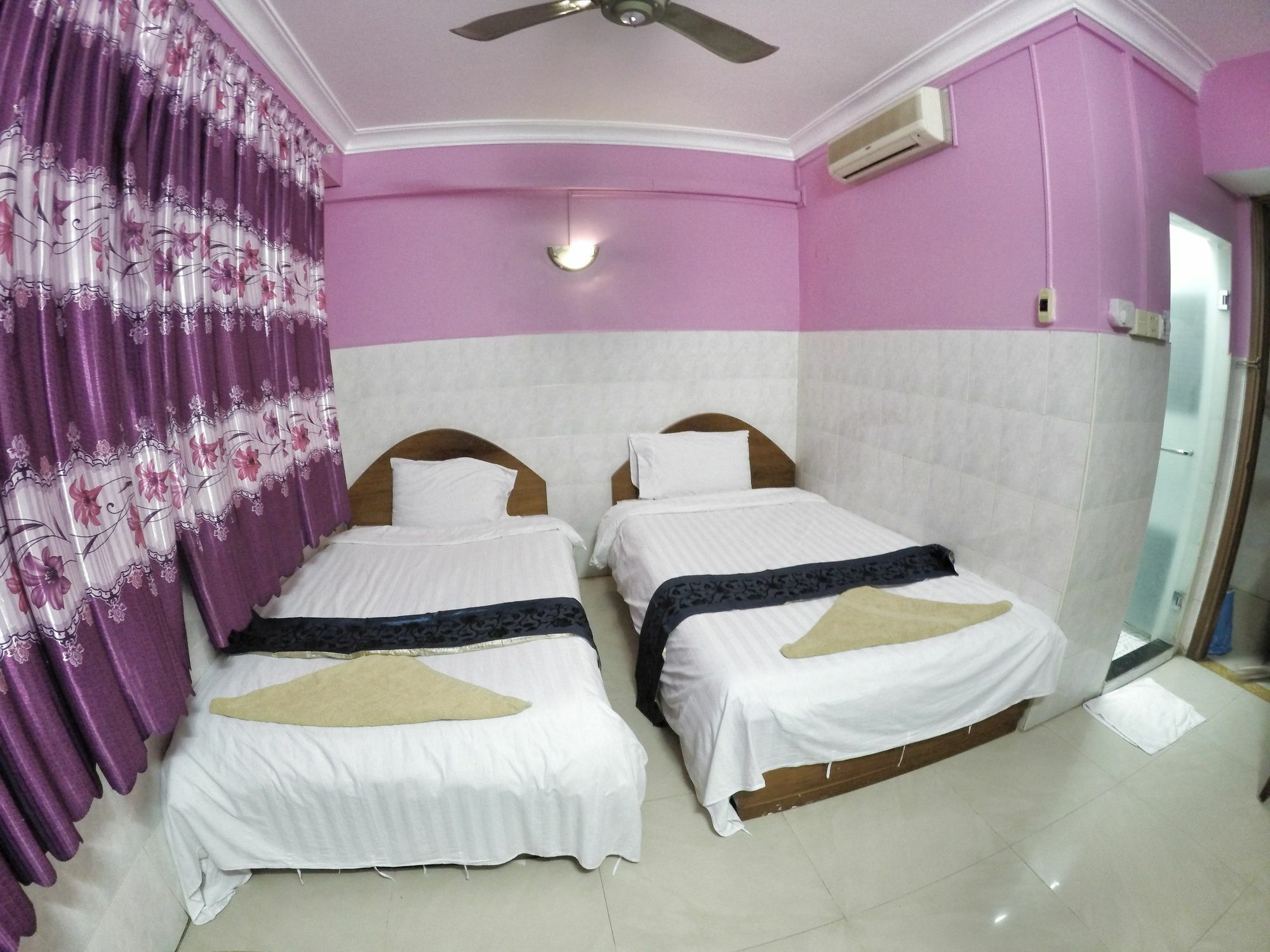 Capitol 3 Guesthouse Phnom Penh Esterno foto