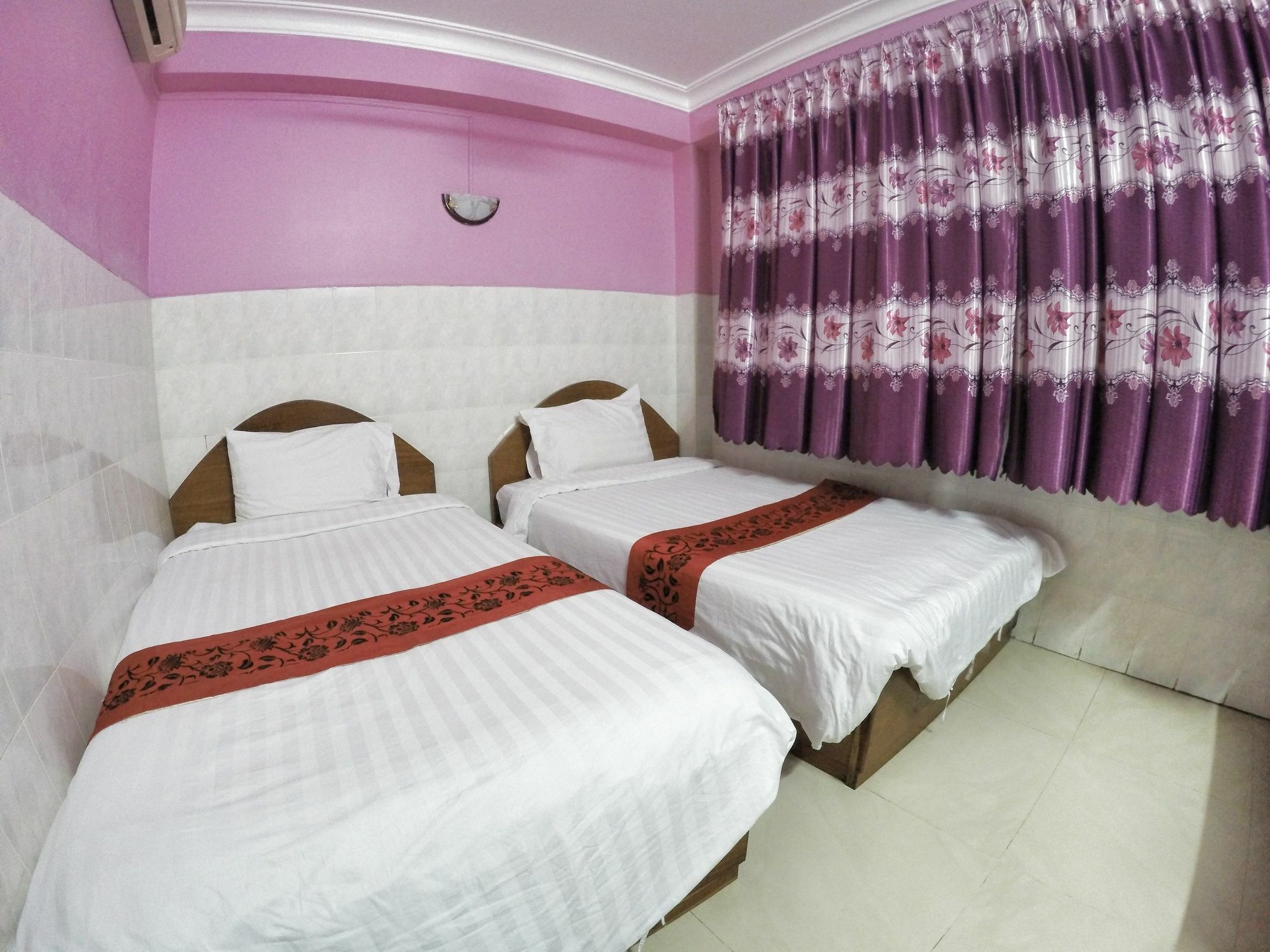 Capitol 3 Guesthouse Phnom Penh Esterno foto